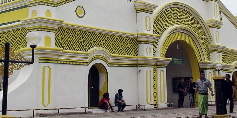 


Masjid jamik di Sumenep. Masjid ini diarsitekiLau Piango, seorang Tionghoa.