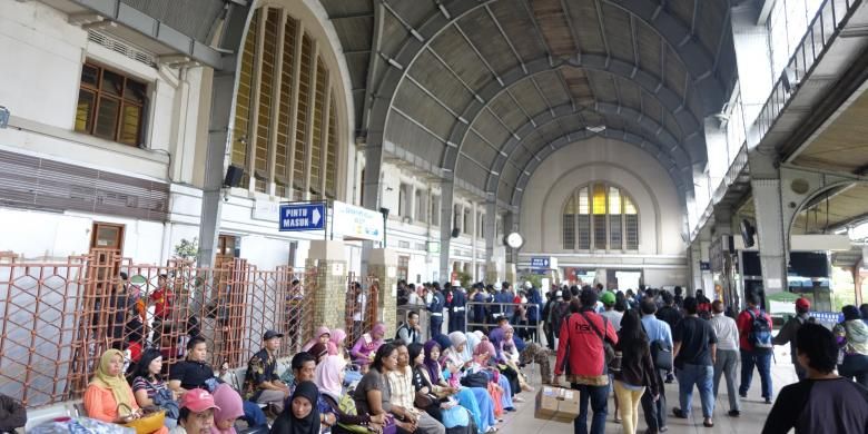 Penumpang menunggu dan meninggalkan gerbong kereta api di Stasiun Jakarta Kota atau Beos di Jakarta Barat, Sabtu (8/3). Stasiun Beos merupakan salah satu tonggak sejarah pemekaran Kota Batavia awal abad ke-20 Masehi mahakarya arsitek kenamaan Frans Johan Louwrens (FJL) Ghijsels yang dibangun tahun 1914. Kompas/Agus Susanto (AGS)