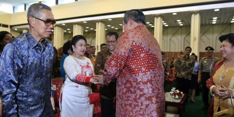 Presiden Susilo Bambang Yudhoyono berjabat tangan dengan mantan Presiden RI ke-5, Megawati Soekarnoputri usai acara memperingati Hari Kelahiran Pancasila di Gedung Majelis Pemusyawaratan Rakyat (MPR), Jakarta, Selasa (1/6/2010). Pada 1 Juni 1945 Bung Karno menyampaikan pidato tentang dasar-dasar bernegara yang kemudian diperingati sebagai Hari Kelahiran Pancasila.