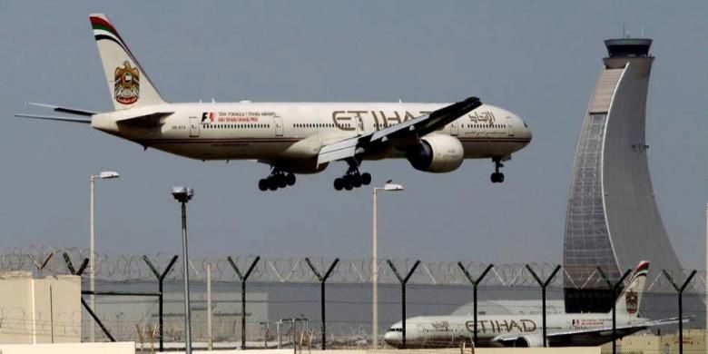 Pesawat Etihad Airways bersiap mendarat di Bandara Abu Dhabi, di Uni Emirat Arab, Minggu, 4 Mei 2014. Etihad Airways, menawarkan kenyamanan untuk kelas pertama berupa suite dengan kamar tidur tertutup serta kamar mandi pribadi.