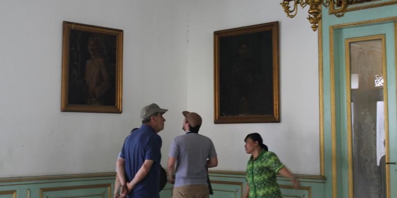 

Dua wisatawan mancanegara sedang melihat lukisan yang ada di dalam Pura Mangkunegaran di Solo, Jawa Tengah. Mereka juga mendapat penjelasan dari pemandu wisata.(KOMPAS.COM/NAZAR NURDIN)
 