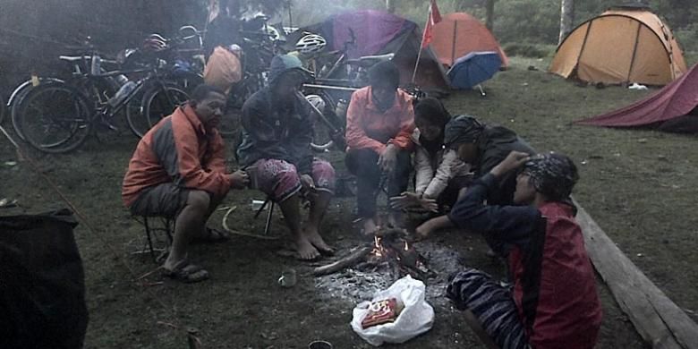 Berkumpul dan berkemah bersama kawan di Ranca Upas, Ciwidey, Bandung, Jawa Barat.