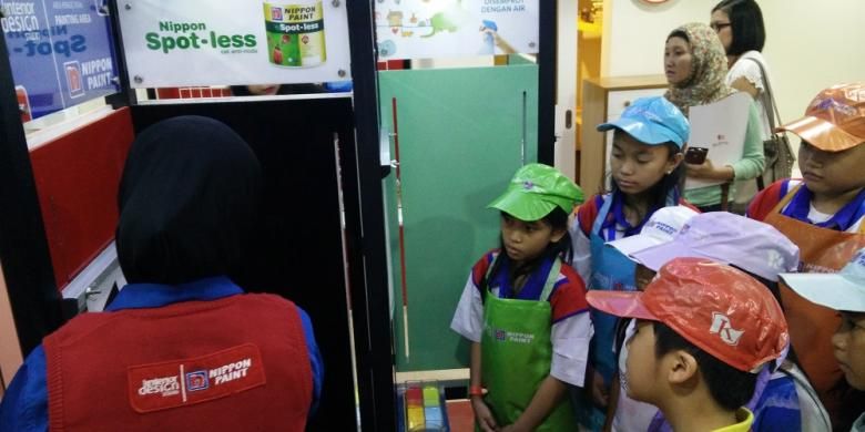 


Anak-anak mencoba salah satu kegiatan di establishment Nippon Paint, di KidZania, Pacific Place, Jakarta, Kamis (8/1/2015).(Arimbi Ramadhiani/KOMPAS.com)