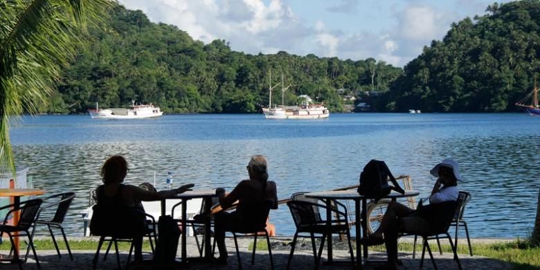 
Wisatawan mancanegara menikmati liburan di Banda Neira, Maluku, Selasa (7/4/2015).(KOMPAS.COM/I MADE ASDHIANA)