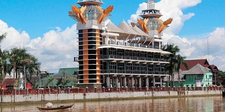 Menara Pandang di taman tepian Sungai Martapura di tengah Kota Banjarmasin, Kalimantan Selatan, menjadi salah satu ikon wisata sungai di kota ini. Bangunan yang selesai dibangun Pemerintah Kota Banjarmasin pada 2014 itu menjadi tempat bersantai warga untuk menikmati panorama kota dan sungai.Menara Pandang di taman tepian Sungai Martapura di tengah Kota Banjarmasin, Kalimantan Selatan, menjadi salah satu ikon wisata sungai di kota ini. Bangunan yang selesai dibangun Pemerintah Kota Banjarmasin pada 2014 itu menjadi tempat bersantai warga untuk menikmati panorama kota dan sungai.