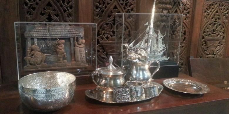 Peralatan makan dan hiasan dari perak yang menjadi penghasilan utama warga Kotagede, Yogyakarta.Peralatan makan dan hiasan dari perak yang menjadi penghasilan utama warga Kotagede, Yogyakarta.