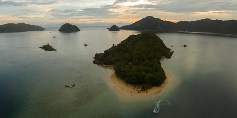 


Pulau Setan, Kabupaten Pesisir Selatan, Sumatera Barat, Kamis (14/5/2015). Pulau Sutan berada di kawasan Taman Laut Mandeh.