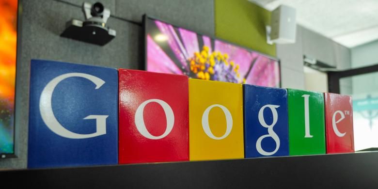 Kotak wempat pensil warna-warni disusun membentuk logo Google di kantor Google Indonesia, Jakarta (28/5/2015)