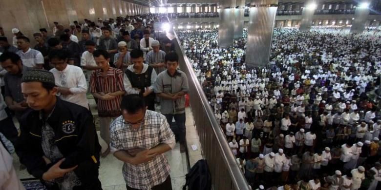 Sejumlah umat muslim menunaikan Shalat Idul Fitri 1 Syawal 1436 H di Masjid Istiqlal, Jakarta, Jumat (17/7/2015). Shalat Idul Fitri dihadiri oleh Wakil Presiden Jusuf Kalla dan diperkirakan diikuti oleh 150 ribu jamaah yang dipimpin oleh Imam Hasanudin Sinaga.