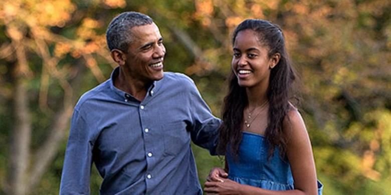 Presiden Amerika Serikat Barack Obama bersama putri tertuanya, Malia (17).