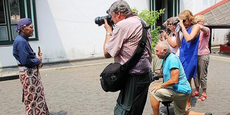 

Sejumlah wisatawan mancanegara memotret seorang abdi dalem di Keraton Yogyakarta, Kamis (17/9/2015). Selama bulan September, kunjungan wisatawan mancanegara ke Keraton Yogyakarta relatif stabil, yakni sekitar 400 orang per hari.(KOMPAS/HARIS FIRDAUS)