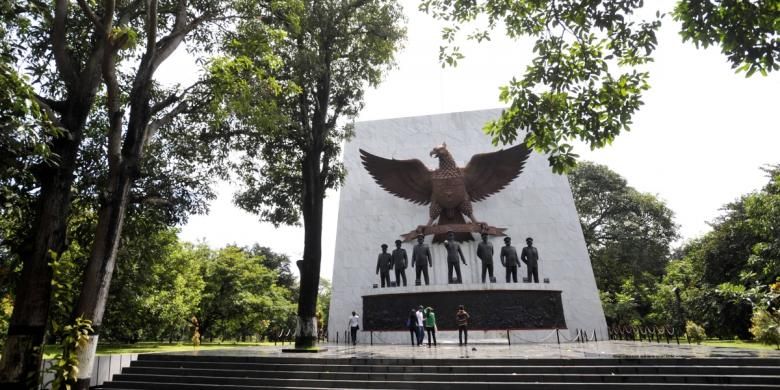 Pengunjung melihat Monumen Pancasila Sakti di kawasan Lubang Buaya, Jakarta Timur, Minggu (8/5/2011). Nilai-nilai luhur Pancasila sebagai pemersatu bangsa saat ini dikhawatirkan semakin pudar seiring dengan makin kurangnya generasi muda mempelajari dan memahami Pancasila serta makin maraknya budaya kekerasan di kehidupan bangsa.