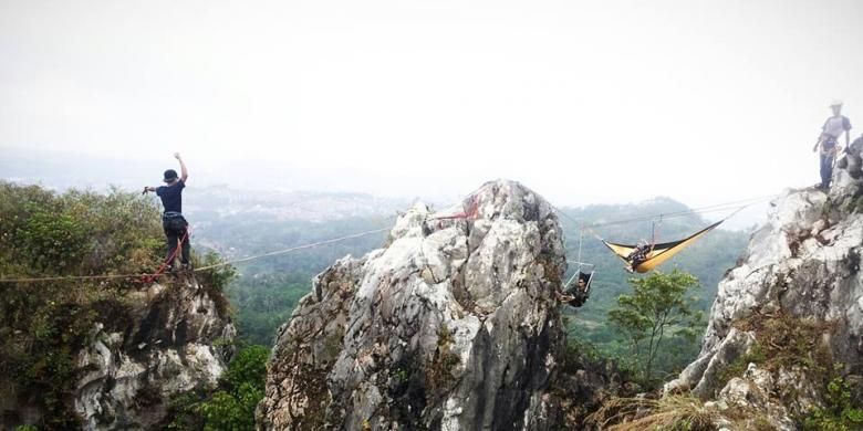 

Aktivitas olahraga ekstrem highline di Gunung Hawu.Aktivitas olahraga ekstrem highline di Gunung Hawu.(dokumen Ceppy Chair Bekajaya)
