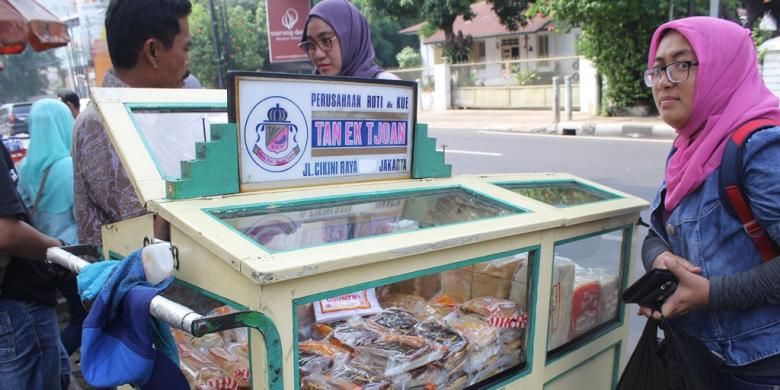 

Roti Tan Ek Tjoan merupakan roti tertua yang legendaris sejak tempo dulu, Minggu (17/1/2016).
 