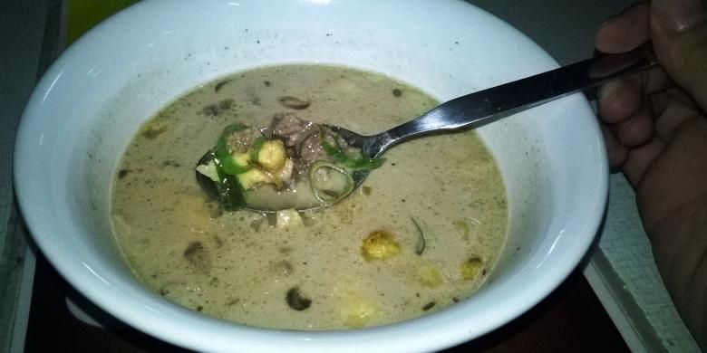 Soto betawi racikan H. Maruf yang melegenda sejak 1940, kini masih eksis. Menggunakan campuran rempah-rempah dan santan, tanpa menggunakan penyedap menjadi rahasia kesuksesannya.