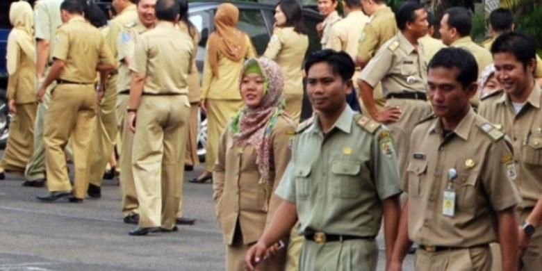 Seragam PNS diubah mulai Senin (8/2/2016). Tak hanya mengenakan seragam berwarna krem, PNS nantinya juga memiliki seragam dinas batik dan juga kemeja putih.