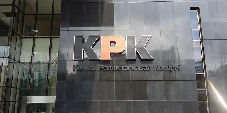 Logo Komisi Pemberantasan Korupsi di Gedung Baru KPK, Kuningan, Jakarta Selatan, Senin (22/2/2016).