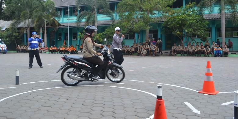 Anggota Sat Lantas Polres Semarang memberikan pemahaman tentang materi uji praktik SIM C kepada siswa SMK Negeri 1 Tengaran melalui Program Blusukan Ayo Berlatih, baru-baru ini.