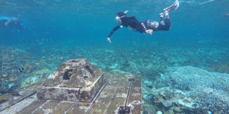 Candi, titik spot snorkeling di Pahawang, Lampung. Beton berbentuk candi ditenggelamkan dan menjadi habitat biota laut.