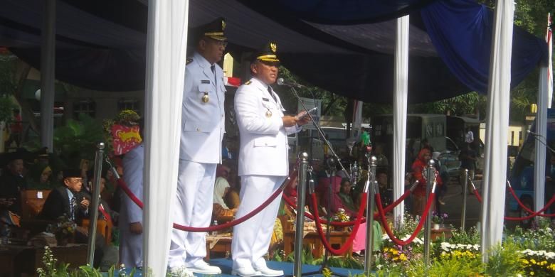 Wali Kota Depok Idris Abdul Shomad didampingi wakilnya, Pradi Supriyatna saat memimpin upacara peringatan hari jadi Kota Depok yang ke-17 tahun di Balai Kota Depok Rabu (27/4/2016).