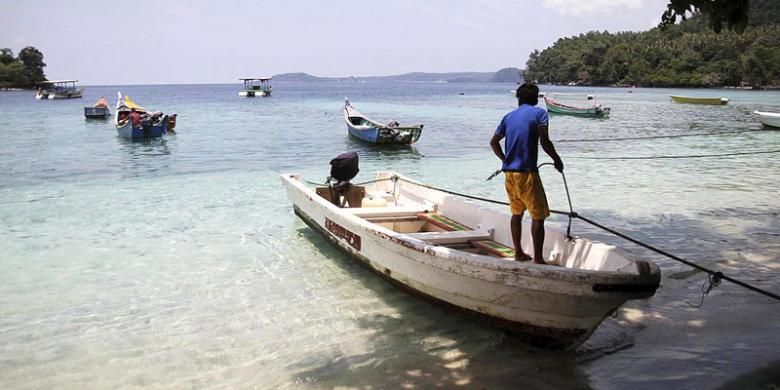 


Kapal wisata bersandar di Pantai Iboih, Sabang, Aceh, Selasa (26/4/2016). Sabang menjadi salah satu andalan Provinsi Aceh untuk menarik minat kunjungan wisatawan. Namun, obyek wisata di Sabang dianggap belum banyak variasi, yakni hanya mengenai laut, seperti pantai dan bawah laut. Kondisi ini membuat kunjungan wisatawan cenderung singkat, yakni rata-rata 2-3 hari.(KOMPAS/ADRIAN FAJRIANSYAH)