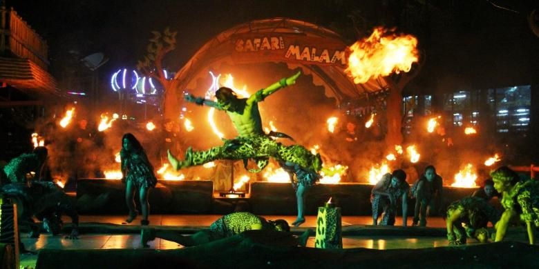 Atraksi fire dance yang diadakan Taman Safari Indonesia, Ciawi , Bogor. Pertunjukan tersebut hanya dipersembahkan bagi wisataran yang mengunjungi program Safari Night.