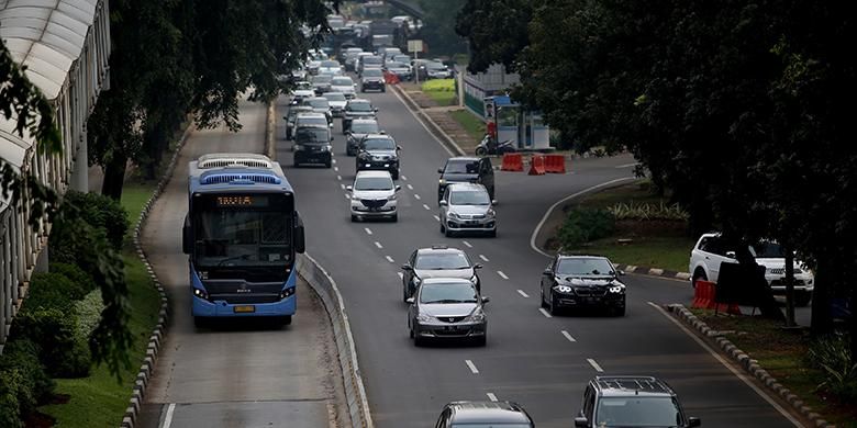 Tutup Jalur "Busway", Petugas Transjakarta Dikeroyok Pengguna Motor