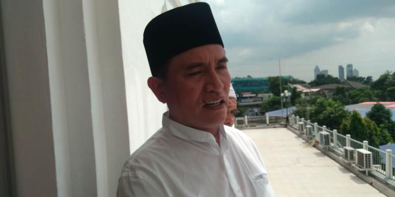 Yusril Ihza Mahendra usai memberikan khotbah Jumat di Masjid Agung Al-Azhar, Kebayoran Baru, Jakarta Selatan, Jumat (17/6/2016).