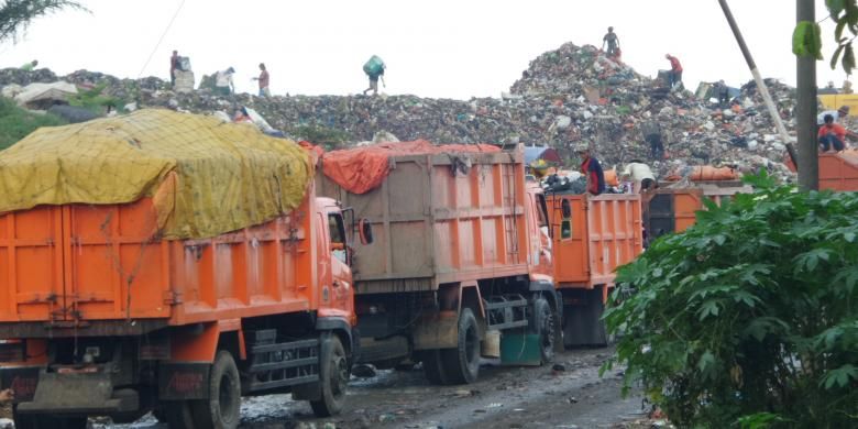 Truk Sampah DKI Dilempari Batu di Bantargebang