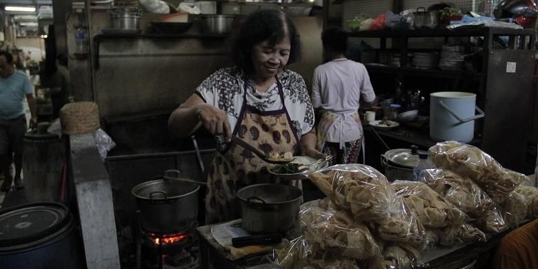 
Penjual nasi tumpang, Harini (62) menyajikan nasi tumpang di Pasar Gede Hardjonagoro, Solo, Jawa Tengah, Jumat (22/7/2016). Nasi tumpang merupakan kombinasi olahan tempe busuk, tahu, dan daun bayam rebus.(KOMPAS.com / WAHYU ADITYO PRODJO)