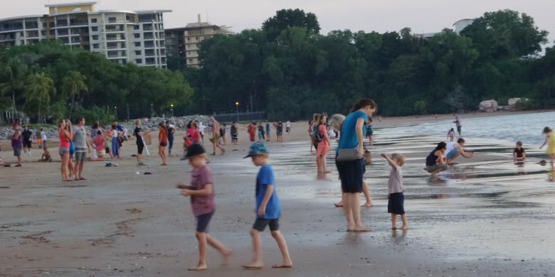Anak-anak bermain di Mindil Beach, Northern Territory. Pantai ini terletak sekitar 3 km dari pusat kota Darwin.