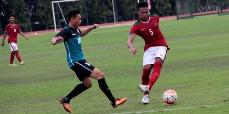 Bagas Adi Nugroho, berusaha melewati pemain UNY FC pada uji coba di Yogyakarta, Selasa (16/8/2016).