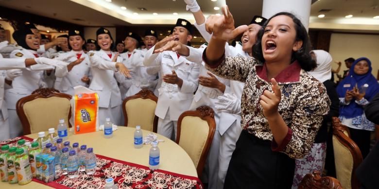 Anggota Paskibraka asal Depok, Gloria Natapradja Hamel (kanan) menyanyikan yel-yel bersama anggota Paskibraka Tim Arjuna yang selesai bertugas mengibarkan bendera, di Wisma Negara, Kompleks Istana Kepresidenan, Jakarta Pusat, Rabu (17/8/2016). Walaupun tidak turut bertugas mengibarkan bendera karena tersandung masalah status kewarganegaraan ia diperbolehkan menyaksikan dan menunggu rekan-rekannya selesai bertugas. 