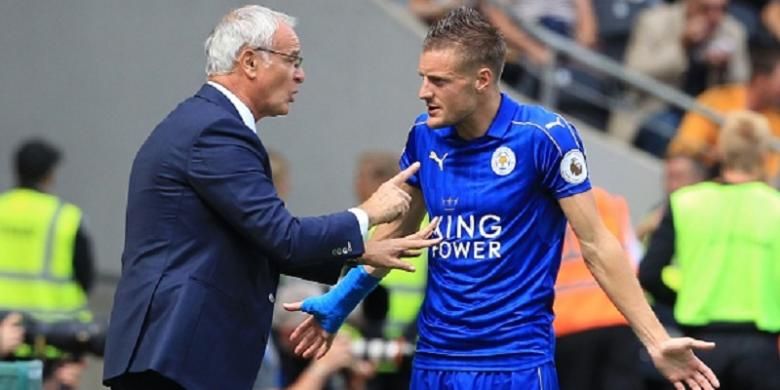 Claudio Ranieri memberi instruksi kepada Jamie Vardy saat Leicester City bertandang ke markas Hull City, Sabtu (13/8/2016).