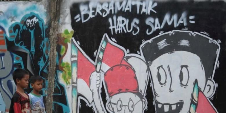 Warga melintas di dekat mural yang menyuarakan semangat kebersamaan dalam perbedaan di Jalan Kramat Jaya Baru, Jakarta Pusat, Senin (31/3/2014). Mural tersebut menjadi media bagi warga sekitar untuk menjaga kerukunan dan kedamaian di tengah perbedaan suku, agama, warna kulit, dan jender.