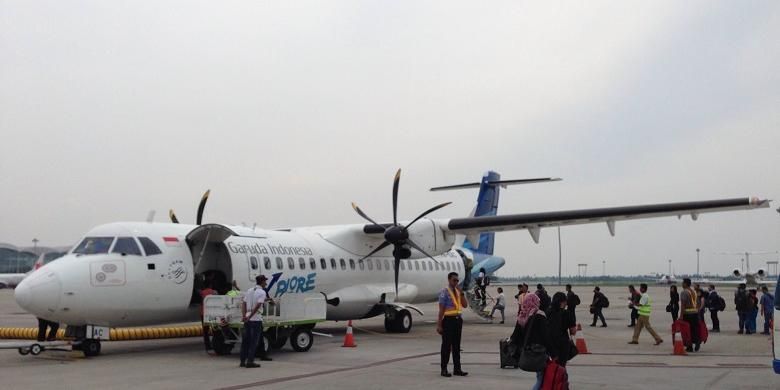 Pesawat jenis ATR 72-600 berkapasitas 70 penumpang milik maskapai penerbangan Garuda Indonesia berada di Bandara Silangit, Siborong-Borong, Kabupaten Tapanuli Utara, Sumatera Utara, Jumat (19/8/2016). Garuda Indonesia melayani penerbangan Bandara Kualanamu, Medan - Bandara Silangit, Siborong-Borong sekali setiap hari selama seminggu.(KOMPAS.com / Wahyu Adityo Prodjo)