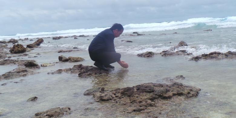 Presiden Joko Widodo mencuci muka di pantai Miangas, Tulaud, Sulawesi Utara, Rabu (19/10/2016).