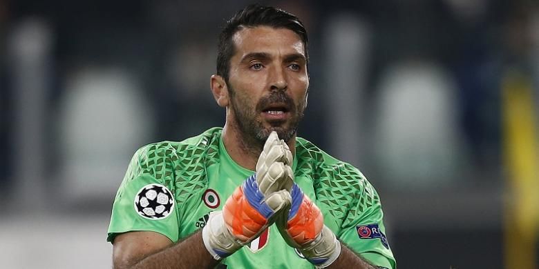 Penjaga gawang Juventus, Gianluigi Buffon, melakoni laga ke-100 di Liga Champions, saat menghadapi Olympique Lyon di Stadion Juventus, Rabu (2/11/2016) waktu setempat.