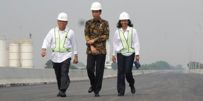 Presiden RI Joko Widodo didampingi Menteri Pekerjaan Umum dan Perumahan Rakyat (PUPR) Basuki Hadimuljono dan Menteri BUMN Rini M Soemarno meninjau proyek Jalan Tol Becakayu, Senin (7/11/2016). 