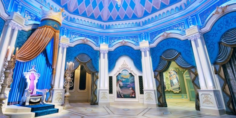Bagian dalam Cinderella Castle di Tokyo Disneyland