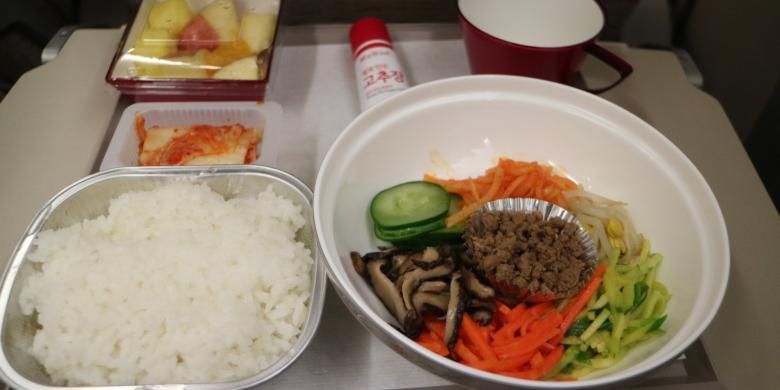 
Bibimbap, hidangan khas Korea Selatan yang disajikan di penerbangan Asiana Airlines.(Kompas.com/ Silvita Agmasari)