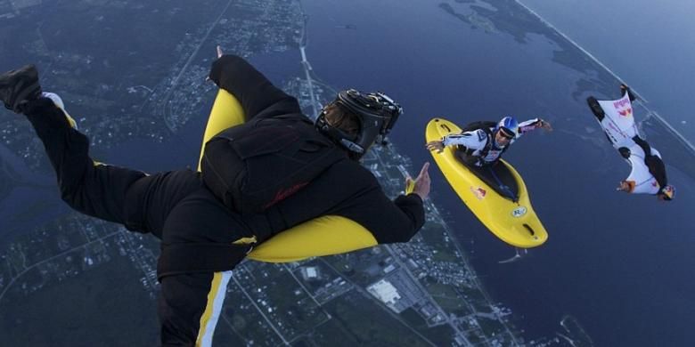 Skyaking olahraga ekstrem yang menggabungkan dua jenis olahraga yakni kayaking dan sky diving.