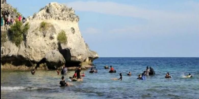 Wisatawan di Pantai Dato, Kecamatan Baggae Timur, Kabupaten Majene, Sulawesi Barat. Air yang jernih serta panorama alam bawah lautnya yang indah menjadikan tempat ini sebagai tempat favorit warga untuk berwisata bersama keluarga.
