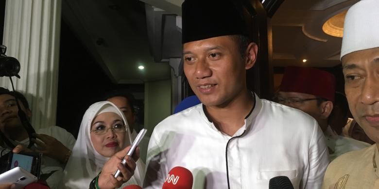 Calon gubernur DKI Jakarta nomor pemilihan satu, Agus Harimurti Yudhoyono, bersama wakilnya Sylviana Murni, saat menghadiri acara Maulid Nabi Muhammad SAW di Pondok Kelapa, Jakarta Timur, Kamis (29/12/2016) malam.