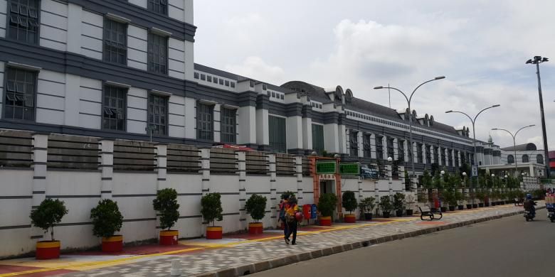 

Kondisi bangunan dan trotoar di Terminal Bus Rawamangun, Jakarta Timur, Jumat (6/1/2017).(Nursita Sari)