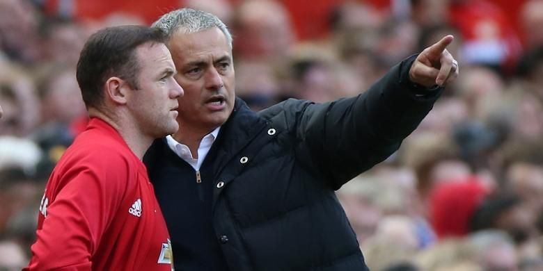 Manajer Manchester United, Jose Mourinho (kanan), berbincang dengan salah satu pemainnya, Wayne Rooney, dalam laga Premier League kontra Stoke City, di Stadion Old Trafford, 2 Oktober 2016.