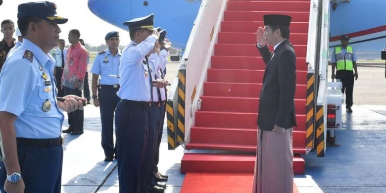 Presiden Joko Widodo sebelum menaiki pesawat kepresidenan untuk bertolak ke Semarang, Jawa Tengah dari Pangkalan TNI AU Halim Perdanakusuma, Minggu (8/1/2017).