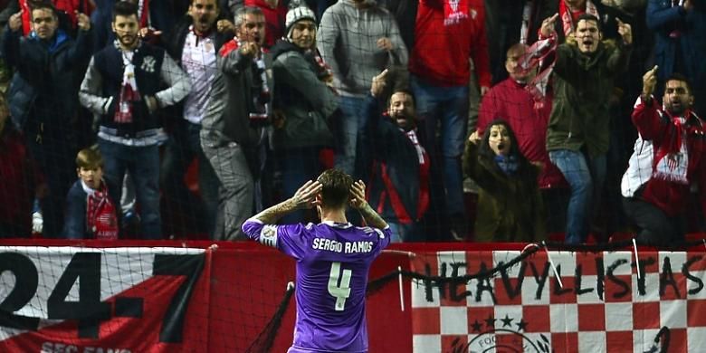 Kapten Real Madrid, Sergio Ramos, dicemooh oleh para pendukung Sevilla saat laga leg kedua Copa del Rey, di Stadion Ramon Sanchez Pizjuan, Kamis (12/1/2017) waktu setempat.