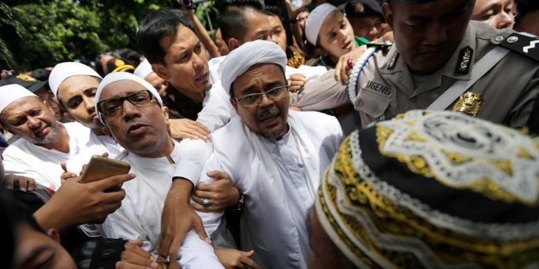 Pimpinan Front Pembela Islam, Rizieq Shihab tiba di Kantor Direktorat Reserse Kriminal Khusus, Polda Metro Jaya, Jakarta, Senin (23/1/2017).