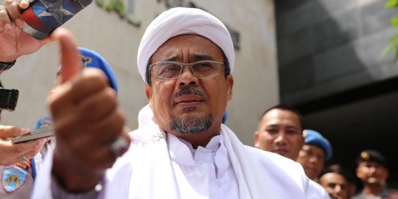 Pimpinan Front Pembela Islam, Rizieq Shihab tiba di Kantor Direktorat Reserse Kriminal Umun, Polda Metro Jaya, Jakarta, Rabu (1/2/2017).